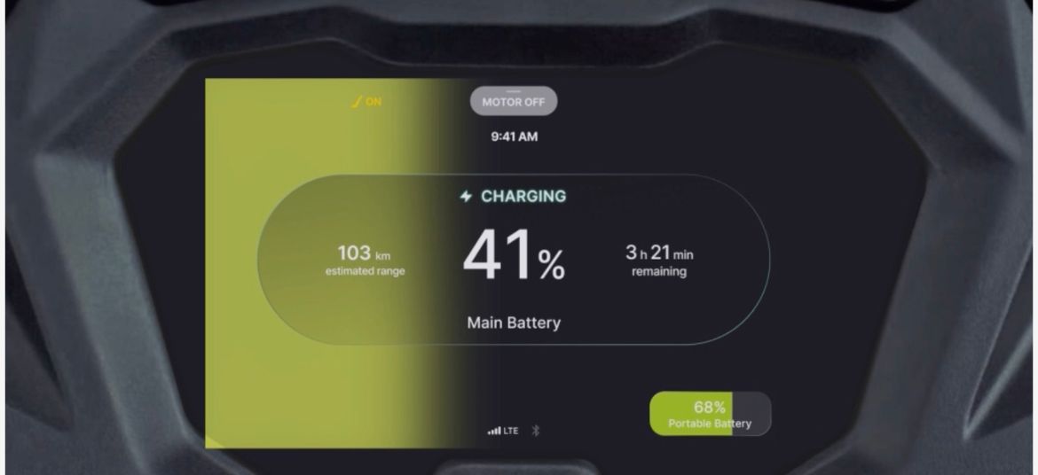 Simple One S 7-inch TFT touchscreen with charging information