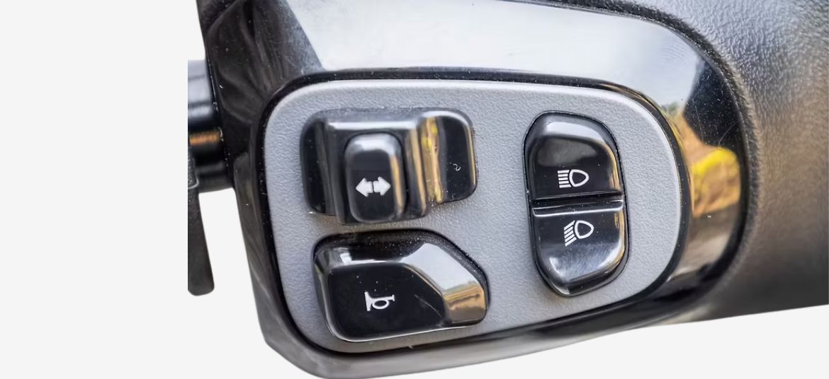 Left handlebar switches of Bajaj Chetak C2501 with horn and indicator controls