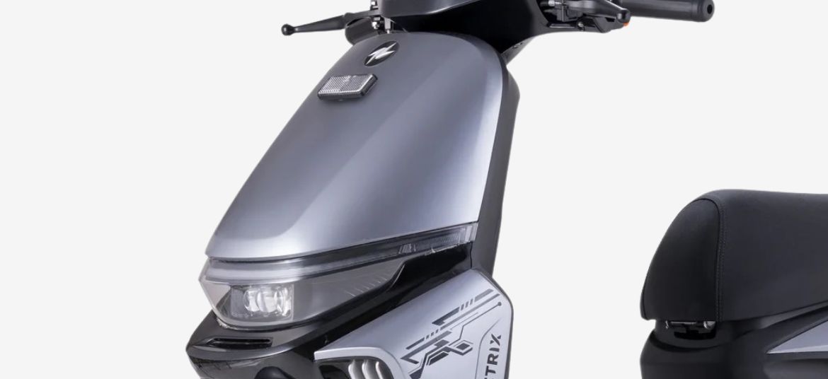 Lectrix ZYRO LA 60V silver electric scooter front section close up with LED headlamp, front suspension and textured floorboard