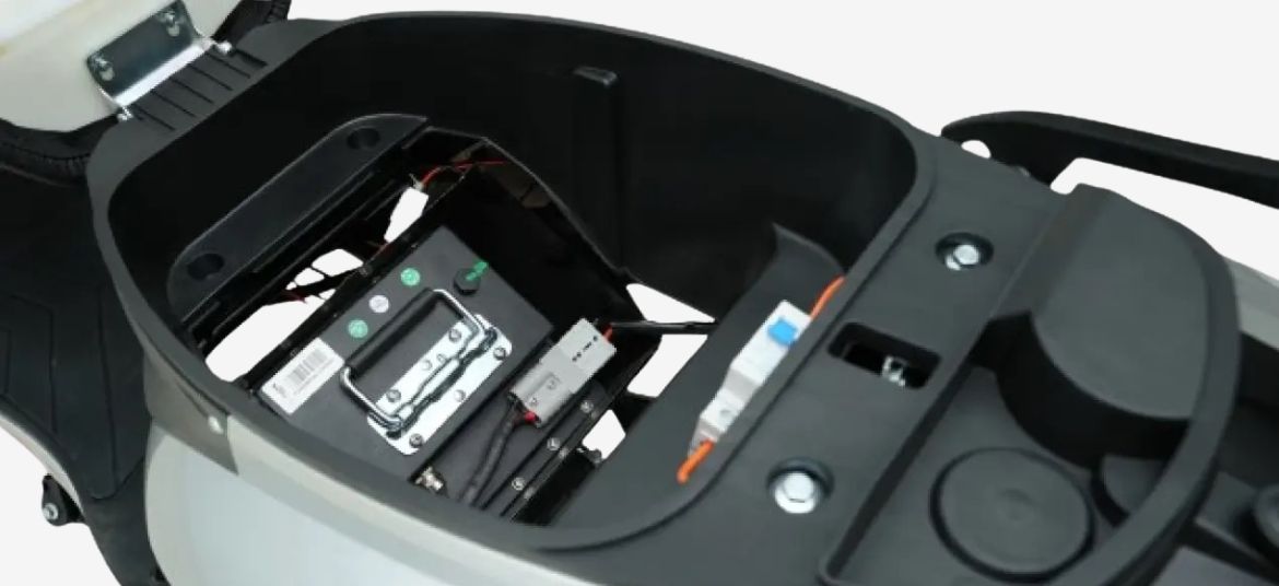 Ampere Reo 80 electric scooter battery pack – removable lithium battery for city commuting in India